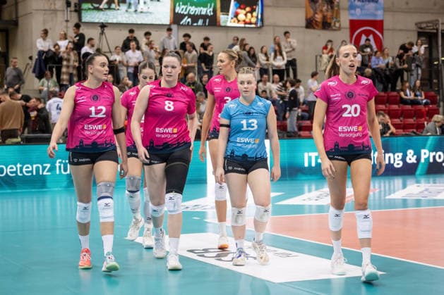 Dagmar Boom (VC Wiesbaden, 12), Jovana Dordevic (VC Wiesbaden, 08), Lilly Bietau (VC Wiesbaden, 13), Pleun van der Pijl (VC Wiesbaden, 03), Hannah Clayton (VC Wiesbaden, 20), vlnr. - sichtlich enttaeuschtes Team des VC Wiesbaden GER, Allianz MTV Stuttgart - VC Wiesbaden, Volleyball Bundesliga, VBL, Spielzeit 2025 2026, 04.03.2026 GER, Allianz MTV Stuttgart - VC Wiesbaden, Volleyball Bundesliga, VBL, Spielzeit 2025 2026, 04.03.2026 Stuttgart Copyright: xSandyxDinkelackerx EP_SDR