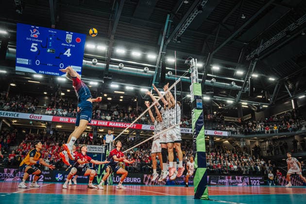 Volleyball Herren CEV Cup 2026 SVG Lüneburg vs. Alterna SPVB POITIERS 04.03.2026 Axel Enlund ( 17 SVG Lüneburg) gegen den Dreierblock von Alterna SPVB POITIERS