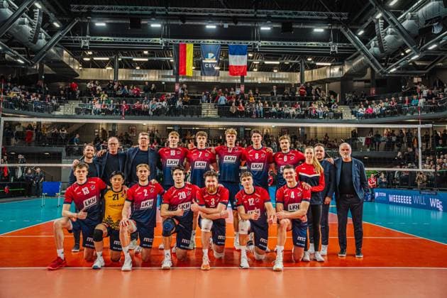 Volleyball Herren CEV Cup 2026 SVG Lüneburg vs. Alterna SPVB POITIERS 04.03.2026 Die SVG Lüneburg beim Mannschaftsfoto vor dem Spiel