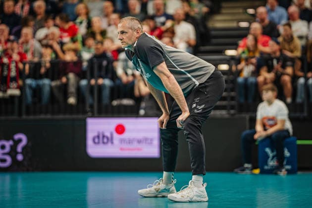 Volleyball Herren CEV Cup 2026 SVG Lüneburg vs. Alterna SPVB POITIERS 04.03.2026 Daniel Lewis (Trainer Alterna SPVB POITIERS) schaut angespannt das Spiel
