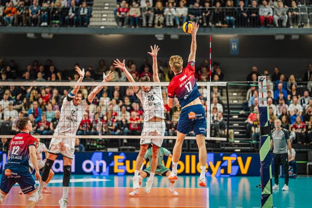 Volleyball Herren CEV Cup 2026 SVG Lüneburg vs. Alterna SPVB POITIERS 04.03.2026 Axel Enlund ( 17 SVG Lüneburg) gegen den Block von EThomas Pujol ( 20 Alterna SPVB POITIERS)