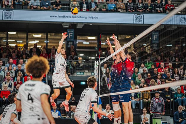 Volleyball Herren CEV Cup 2026 SVG Lüneburg vs. Alterna SPVB POITIERS 04.03.2026 Lukas Masse ( 12 Alterna SPVB POITIERS) beim Angriff