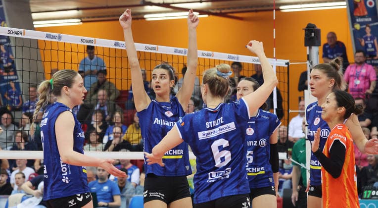 Stuttgart , Bundesliga Volleyball Allianz MTV Stuttgart vs. VC Wiesbaden , Jubel Stuttgart , von links: Eleanor Holthaus Anna Koulberg