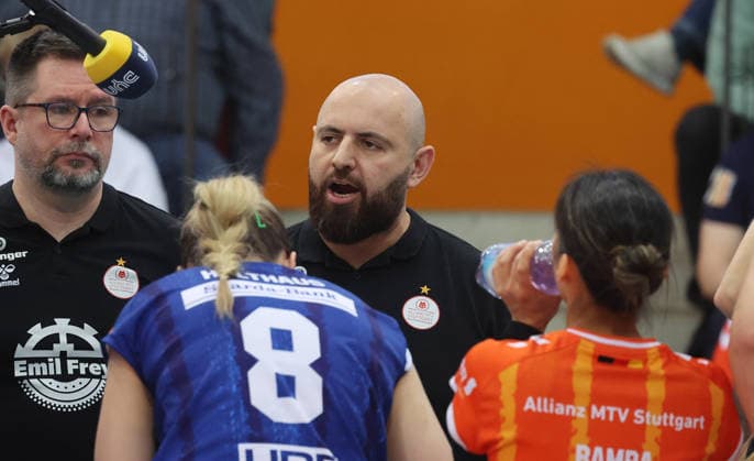 Stuttgart , Bundesliga Volleyball Allianz MTV Stuttgart vs. VC Wiesbaden , Trainer Konstantin Bitter ( Stgt )
