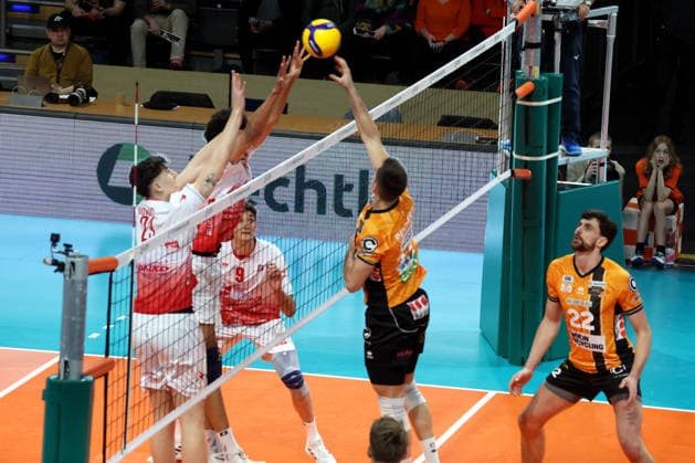 DEU, CEV-Cup, BR Volleys vs. Picenza Volleys, 04.03.2026, Max-Schmeling-Halle, Berlin, DEU, CEV-Cup, BR Volleys vs. Picenza Volleys, im Bild Moritz Reichert (BR Volleys 15), Florian Krage-Brewitz (BR Volleys 12), Iyegbekedo Daniel (Piacenza 21) , Bovolenta Alberto (Piacenza 23)