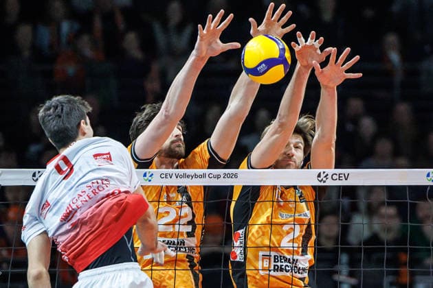04.03.26, Berlin, Volleyball, CEV Cup Viertelfinale, BR Volleys vs. Volley Piacenza. MandiRaci Ramazan Efe spielt den Ball gegen den Block von Jake Hanes (BR Volleys) und Matthew Knigge (BR Volleys). CEV Cup Viertelfinale, BR Volleys vs. Volley Piacenza.