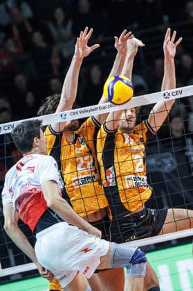 04.03.26, Berlin, Volleyball, CEV Cup Viertelfinale, BR Volleys vs. Volley Piacenza. MandiRaci Ramazan Efe spielt den Ball gegen den Block von Jake Hanes (BR Volleys) und Matthew Knigge (BR Volleys). CEV Cup Viertelfinale, BR Volleys vs. Volley Piacenza.