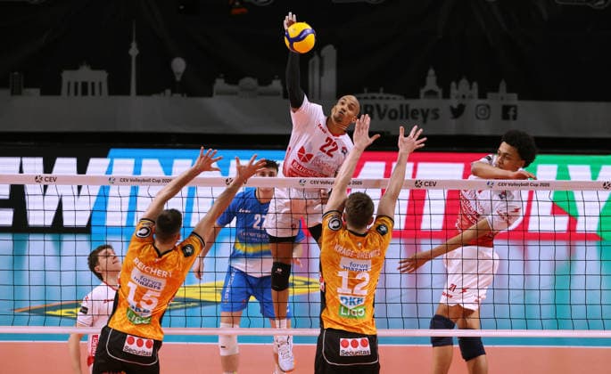 Jose Miguel Gutierrez Suarez im Angriff, Moritz Reichert, Florian Krage Brewitz Zweikampf Spielszene Aktion CEV Volleyball Cup Herren Saison 2025 2026 04.03.2026 BR Volleys Berlin BRV vs. Gas Sales Bluenergy Piacenza