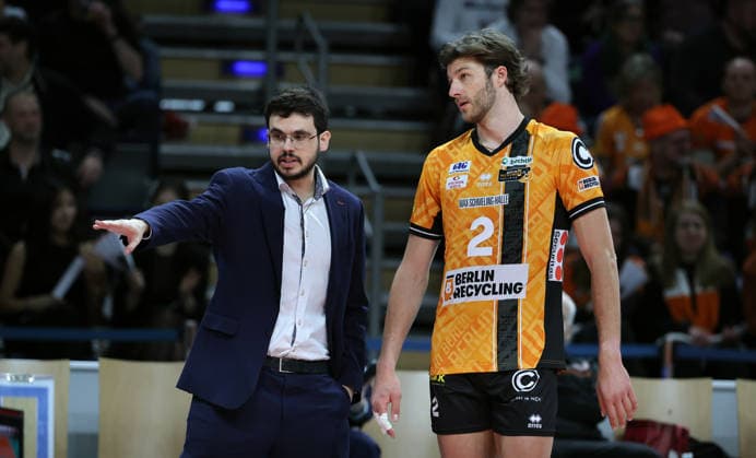Trainer Alexandre Leal redet mit Matthew Knigge Aktion Oberkörper CEV Volleyball Cup Herren Saison 2025 2026 04.03.2026 BR Volleys Berlin BRV vs. Gas Sales Bluenergy Piacenza *** Coach Alexandre Leal talks to Matthew Knigge Action Upper Body Sport CEV Volleyball Cup Men Season 2025 2026 04 03 2026 BR Volleys Berlin BRV vs Gas Sales Bluenergy Piacenza