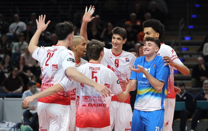 Team Piacenza jubelt nach Satzgewinn, Jose Miguel Gutierrez Suarez, Alessandro Alberto Bovolenta, Jose Miguel Gutierrez Suarez, Paolo Porro, Ramazan Efe Mandiraci, Luca Loreti, Daniel Iyegbekedo Freude Emotion Jubel CEV Volleyball Cup Herren Saison 2025 2026 04.03.2026 BR Volleys Berlin BRV vs. Gas Sales Bluenergy Piacenza