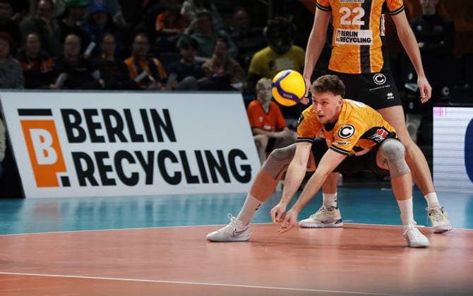 Simon Plaskie am Ball Einzelbild Freisteller Aktion CEV Volleyball Cup Herren Saison 2025 2026 04.03.2026 BR Volleys Berlin BRV vs. Gas Sales Bluenergy Piacenza