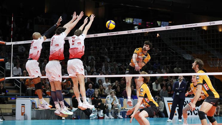 Jose Miguel Gutierrez Suarez, Joris Seddik, Ramazan Efe Mandiraci, Jake Hanes im Angriff Zweikampf Spielszene Aktion CEV Volleyball Cup Herren Saison 2025 2026 04.03.2026 BR Volleys Berlin BRV vs. Gas Sales Bluenergy Piacenza