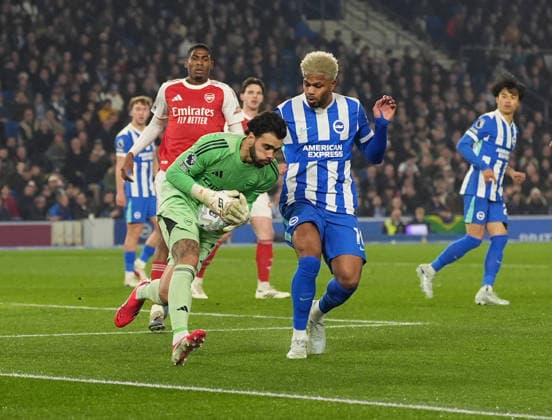 Brighton and Hove Albion v Arsenal, Premier League, Football, Amex Stadium, Brighton, UK - 04 Mar 2026 David Raya goalkeeper of Arsenal under pressure from Georginio Rutter of Brighton. Brighton Amex Stadium Brighton UK, UK NEWSPAPERS OUT Copyright: xSeanxRyanx
