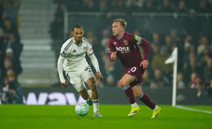 Antonee Robinson of Fulham and Jarrod Bowen of West Ham United Fulham v West Ham United, Premier League, Football, Craven Cottage, London, UK - 04 Mar 2026London Craven Cottage United Kingdom EDITORIAL USE ONLY No use with unauthorised audio, video, data, fixture lists, club league logos or live services. Online in-match use limited to 120 images, no video emulation. No use in betting, games or single club league player publications. Copyright: xJavierxGarcia Shutterstockx 16720018as