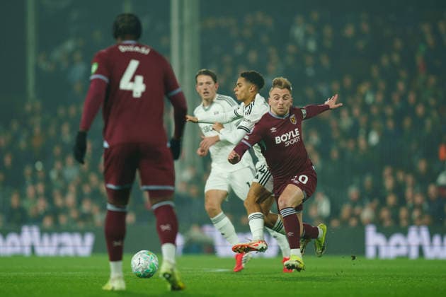 Fulham v West Ham United, Premier League Joshua King of Fulham and Jarrod Bowen of West Ham United battling for the ball during the Fulham v West Ham United Premier League match at Craven Cottage, London, England on 3 March 2026 Credit: Dylan Hepworth Every Second Media Editorial use only. All images are copyright Every Second Media Limited. No images may be reproduced without prior permission. All rights reserved. Premier League and Football League images are subject to licensing agreements with Football DataCo Limited. see https: www.football-dataco.com Copyright: xIMAGO EveryxSecondxMediax ESM-1839-0020 DylanxHepworthx xEveryxSecondxMediax