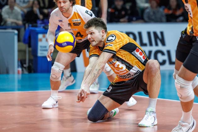 04.03.26, Berlin, Volleyball, CEV Cup Viertelfinale, BR Volleys vs. Volley Piacenza. Ruben Schott (BR Volleys) nimmt den Ball an. CEV Cup Viertelfinale, BR Volleys vs. Volley Piacenza.