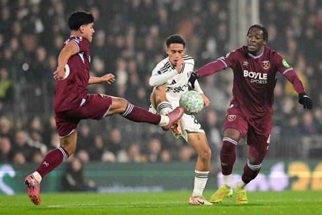Fulham v West Ham United, Premier League Fulham midfielder Josh King (24) under pressure from West Ham United defender Axel Disasi (4) and West Ham United midfielder Mateus Fernandes (18) during the Premier League match between Fulham and West Ham United at Craven Cottage, London, UK on 4 March 2026. London Craven Cottage Greater London UK Editorial use only DataCo restrictions apply See www.football-dataco.com , Copyright: xDennisxGoodwinx PSI-23837-0015