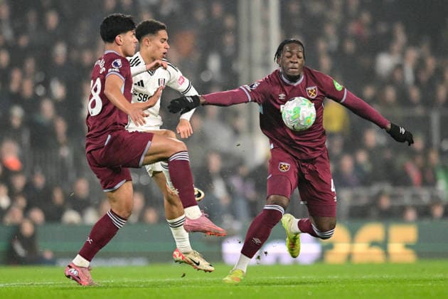 Fulham v West Ham United, Premier League Fulham midfielder Josh King (24) under pressure from West Ham United defender Axel Disasi (4) and West Ham United midfielder Mateus Fernandes (18) during the Premier League match between Fulham and West Ham United at Craven Cottage, London, UK on 4 March 2026. London Craven Cottage Greater London UK Editorial use only DataCo restrictions apply See www.football-dataco.com , Copyright: xDennisxGoodwinx PSI-23837-0016