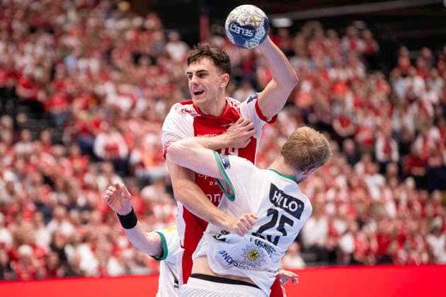 DENMARK CL Men s Handball: Aalborg Handball - Füchse Berlin Aalborg s Mads Hoxer in action with Füchse Berlin s Matthes Langhoff and Max Darj during the Champions League men s handball match between Aalborg Handball and Füchse Berlin at Gigantium in Aalborg on Wednesday, March 4, 2026. (Photo: Bo Amstrup Ritzau Scanpix) , Aalborg Denmark Mors Copyright: BoxAmrstrupx xRitzauxScanpix BoxAmstrupx spdk20260304-205533-L