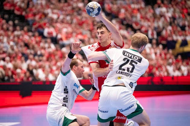 DENMARK CL Men s Handball: Aalborg Handball - Füchse Berlin Aalborg s Mads Hoxer in action with Füchse Berlin s Matthes Langhoff and Max Darj during the Champions League men s handball match between Aalborg Handball and Füchse Berlin at Gigantium in Aalborg on Wednesday, March 4, 2026. (Photo: Bo Amstrup Ritzau Scanpix) , Aalborg Denmark Mors Copyright: BoxAmrstrupx xRitzauxScanpix BoxAmstrupx spdk20260304-205538-L
