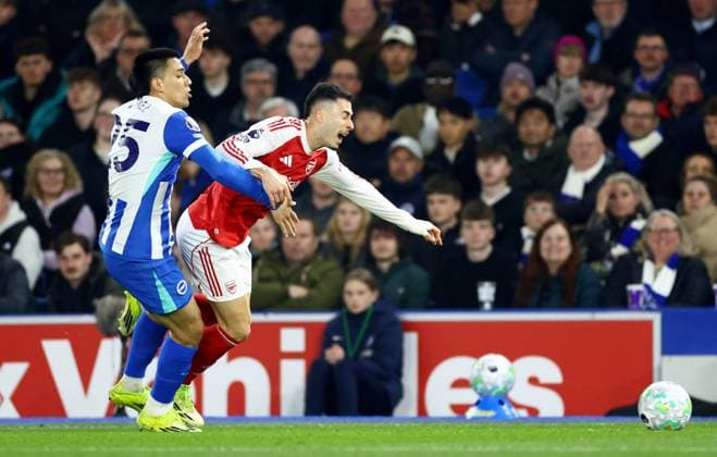Gabriel Martinelli of Arsenal is fouled by Diego Gomez of Brighton and Hove Albion. Brighton and Hove Albion v Arsenal, Premier League, Football, American Express Community Stadium, Brighton, UK - 04 Mar 2026Brighton American Express Community Stadi United Kingdom EDITORIAL USE ONLY No use with unauthorised audio, video, data, fixture lists, club league logos or live services. Online in-match use limited to 120 images, no video emulation. No use in betting, games or single club league player publications.  Copyright: xJamesxMarsh Shutterstockx 16720017ad