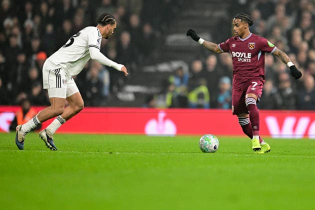 Fulham v West Ham United, Premier League West Ham United forward Crysencio Summerville (7) sprints forward with the ball under pressure from Fulham defender Antonee Robinson (33) during the Premier League match between Fulham and West Ham United at Craven Cottage, London, UK on 4 March 2026. London Craven Cottage Greater London UK Editorial use only DataCo restrictions apply See www.football-dataco.com , Copyright: xDennisxGoodwinx PSI-23837-0023