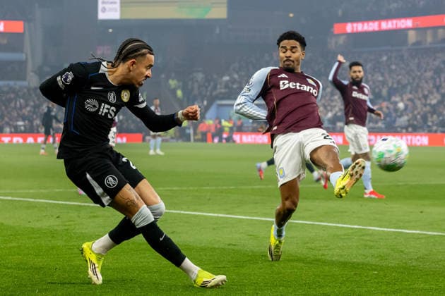 Aston Villa v Chelsea, Premier League Chelsea defender Malo Gusto (27) crosses the ball during the Premier League match between Aston Villa and Chelsea at Villa Park, Birmingham, UK on 4 March 2026. Birmingham Villa Park West Midlands UK Editorial use only DataCo restrictions apply See www.football-dataco.com , Copyright: xManjitxNarotrax PSI-23838-0013