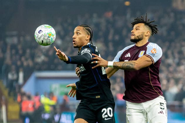 Aston Villa v Chelsea, Premier League Chelsea forward Joao Pedro (20) battles for possession with Aston Villa defender Tyrone Mings (5) during the Premier League match between Aston Villa and Chelsea at Villa Park, Birmingham, UK on 4 March 2026. Birmingham Villa Park West Midlands UK Editorial use only DataCo restrictions apply See www.football-dataco.com , Copyright: xManjitxNarotrax PSI-23838-0014