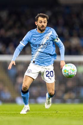 4th March 2026; Etihad Stadium, Manchester, Lancashire, England; Premier League Football, Manchester City versus Nottingham Forest; Bernardo Silva of Manchester City on the ball  TimxWilliams Content restricted for UK based newspaper