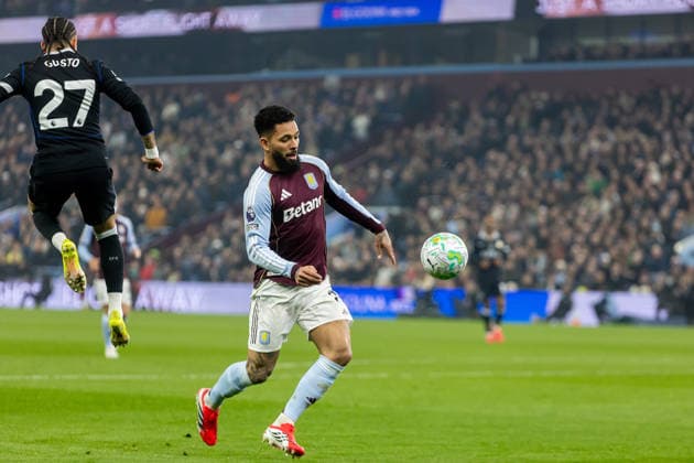 Aston Villa v Chelsea, Premier League Aston Villa midfielder Douglas Luiz (21) gathers ball during the Premier League match between Aston Villa and Chelsea at Villa Park, Birmingham, UK on 4 March 2026. Birmingham Villa Park West Midlands UK Editorial use only DataCo restrictions apply See www.football-dataco.com , Copyright: xManjitxNarotrax PSI-23838-0016