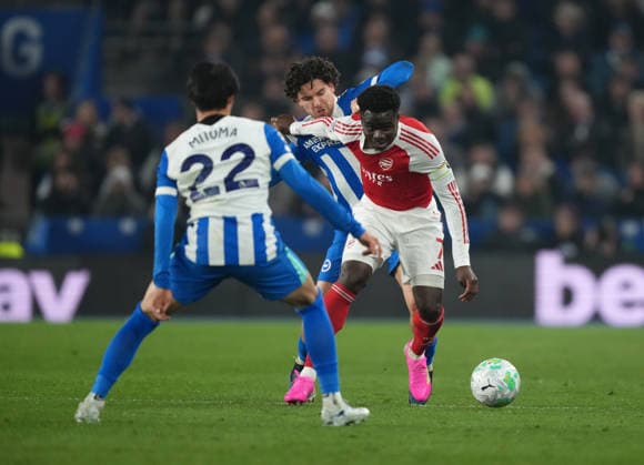 Brighton and Hove Albion v Arsenal, Premier League, Football, Amex Stadium, Brighton, UK - 04 Mar 2026 Bukayo Saka of Arsenal surrounded by Kaoru Mitoma of Brighton and Solly March of Brighton. Brighton Amex Stadium Brighton UK, UK NEWSPAPERS OUT Copyright: xSeanxRyanx