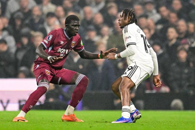 Fulham v West Ham United, Premier League Fulham forward Samuel Chukwueze (19) under pressure from West Ham United defender El Hadji Diouf (12) during the Premier League match between Fulham and West Ham United at Craven Cottage, London, UK on 4 March 2026. London Craven Cottage Greater London UK Editorial use only DataCo restrictions apply See www.football-dataco.com , Copyright: xDennisxGoodwinx PSI-23837-0026
