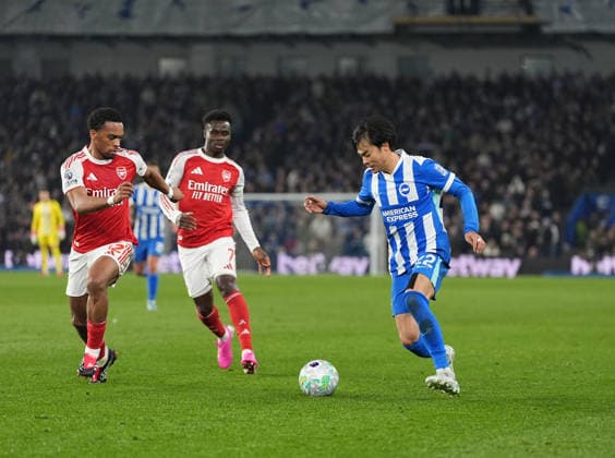 Brighton and Hove Albion v Arsenal, Premier League, Football, Amex Stadium, Brighton, UK - 04 Mar 2026 Kaoru Mitoma of Brighton takes on Jurrien Timber of Arsenal and Bukayo Saka of Arsenal. Brighton Amex Stadium Brighton UK, UK NEWSPAPERS OUT Copyright: xSeanxRyanx