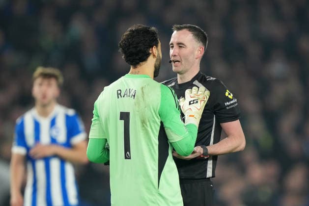 Brighton and Hove Albion v Arsenal, Premier League, Football, Amex Stadium, Brighton, UK - 04 Mar 2026 David Raya goalkeeper of Arsenal complains to Referee Chris Kavanagh after he is manhandled by Kaoru Mitoma of Brighton but no booking given. Brighton Amex Stadium Brighton UK, UK NEWSPAPERS OUT Copyright: xSeanxRyanx
