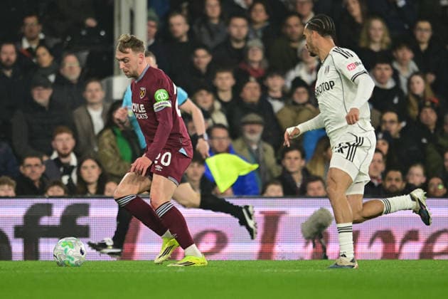 Fulham v West Ham United, Premier League West Ham United forward Jarrod Bowen (20) sprints forward with the ball under pressure fromFulham defender Antonee Robinson (33) during the Premier League match between Fulham and West Ham United at Craven Cottage, London, UK on 4 March 2026. London Craven Cottage Greater London UK Editorial use only DataCo restrictions apply See www.football-dataco.com , Copyright: xDennisxGoodwinx PSI-23837-0035