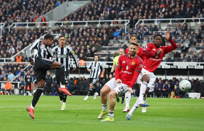 Newcastle Upon Tyne, England, 4th March 2026. Anthony Elanga of Newcastle United takes a shot on goal during the Newcastle United vs Manchester United, ManU Premier League match at St. James Park, Newcastle Upon Tyne. Picture credit should read: Nigel Roddis Sportimage EDITORIAL USE ONLY. No use with unauthorised audio, video, data, fixture lists, club league logos or live services. Online in-match use limited to 120 images, no video emulation. No use in betting, games or single club league player publications. SPI_026_NR_NEWC_MANC SPI-4578-0026
