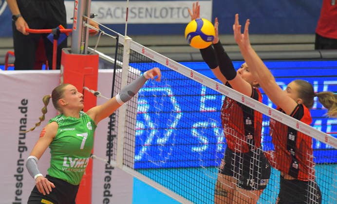 04.03.2026, Münsters Elena Kömmling, rechts blocken Dresdens Marta Levinska und Dresdens Emma Grome, Volleyball, Bundesliga, Dresdner SC - USC Münster, (c) Dresden