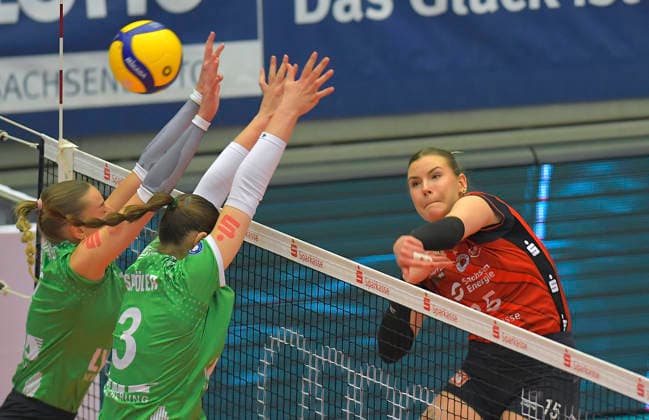 04.03.2026, Dresdens Marta Levinska schmettert, links Elena Kömmling und Esther Spöler, Volleyball, Bundesliga, Dresdner SC - USC Münster, (c) Dresden