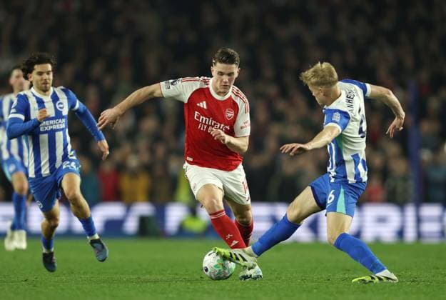 Premier League - Brighton & Hove Albion FC v Arsenal FC BRIGHTON, ENGLAND, MARCH 4: Viktor Gyokeres of Arsenal battles for the ball with Jan Paul van Hecke of Brighton & Hove Albion during the match between Brighton & Hove Albion FC and Arsenal FC in the Premier League at the AMEX Community Stadium in Brighton, England, on March 4. (Photo by Daniel Weir) Brighton AMEX Community Stadium England Copyright: xDanielxWeir CrystalxPixx Sportspressphoto_SPR101757