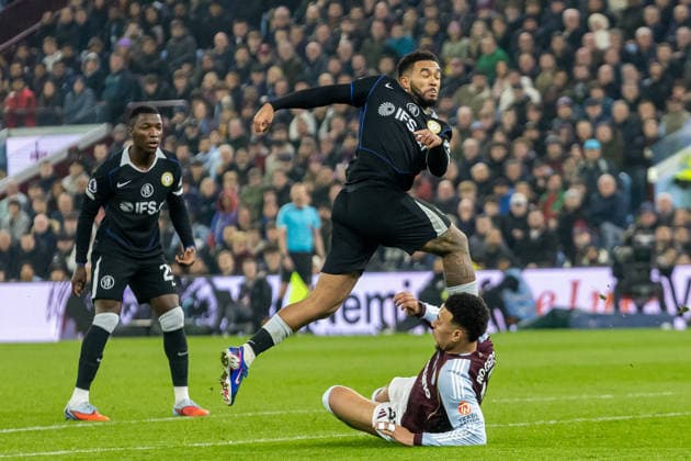 Aston Villa v Chelsea, Premier League Chelsea defender Reece James (24) shoots at goal but blocked by Aston Villa midfielder Morgan Rogers (27) during the Premier League match between Aston Villa and Chelsea at Villa Park, Birmingham, UK on 4 March 2026. Birmingham Villa Park West Midlands UK Editorial use only DataCo restrictions apply See www.football-dataco.com , Copyright: xManjitxNarotrax PSI-23838-0029