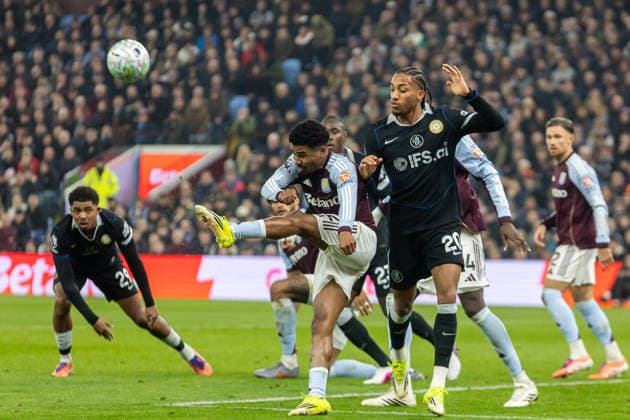 Aston Villa v Chelsea, Premier League Aston Villa defender Ian Maatsen (22) clears ball during the Premier League match between Aston Villa and Chelsea at Villa Park, Birmingham, UK on 4 March 2026. Birmingham Villa Park West Midlands UK Editorial use only DataCo restrictions apply See www.football-dataco.com , Copyright: xManjitxNarotrax PSI-23838-0033
