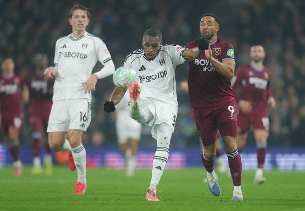 Fulham v West Ham United, English Premier League, Craven Cottage, London, UK - 04 03 2026 Issa Diop of Fulham and Callum Wilson of West Ham United challenged for the ball during the Premier League game at Craven Cottage London Craven Cottage London GBR, UK NEWSPAPERS OUT Copyright: xMarkxGreenwoodx