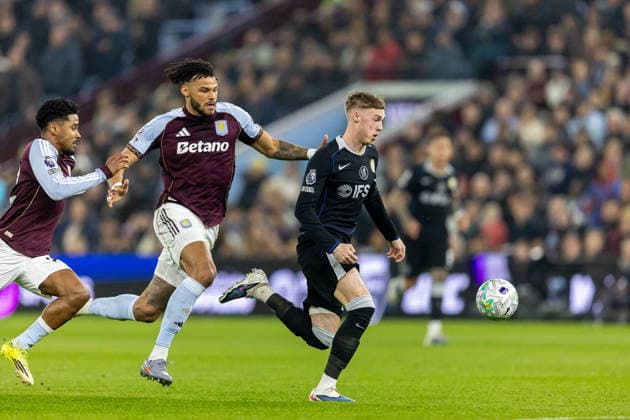 Aston Villa v Chelsea, Premier League Chelsea forward Cole Palmer (10) on ball chased by Aston Villa defender Tyrone Mings (5) during the Premier League match between Aston Villa and Chelsea at Villa Park, Birmingham, UK on 4 March 2026. Birmingham Villa Park West Midlands UK Editorial use only DataCo restrictions apply See www.football-dataco.com , Copyright: xManjitxNarotrax PSI-23838-0039
