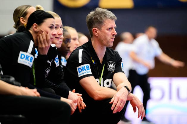 Handball, Frauen: EM-Qualifikation, Slowenien - Deutschland, 2. Runde, Gruppe 3, 3. Spieltag Trainer Markus Gaugisch (Deutschland) nachdenklich grübelnd gruebelnd Celje Slowenien