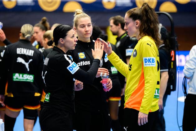 Handball, Frauen: EM-Qualifikation, Slowenien - Deutschland, 2. Runde, Gruppe 3, 3. Spieltag Torwarttrainerin Jasmina Rebmann-Jankovic (Deutschland), Torhueterin Sarah Wachter (Deutschland) Celje Slowenien