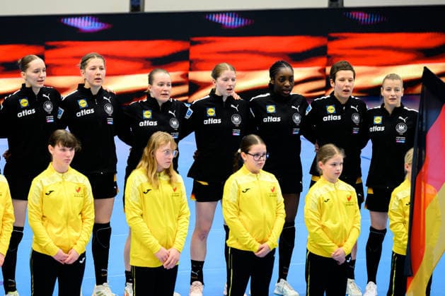Handball, Frauen: EM-Qualifikation, Slowenien - Deutschland, 2. Runde, Gruppe 3, 3. Spieltag v.li. Nieke Kühne Kuehne (Deutschland), Marie Steffen (Deutschland), Lisa Antl (Deutschland), Nina Engel (Deutschland), Farrelle Njinkeu (Deutschland), Alina Grijseels (Deutschland), Antje Döll Doell (Deutschland) bei der Hymne Celje Slowenien