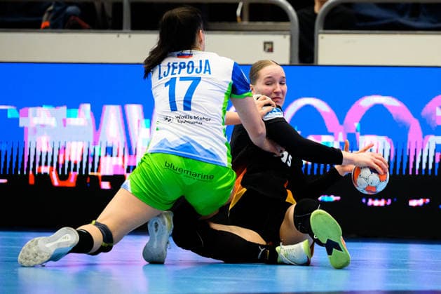 Handball, Frauen: EM-Qualifikation, Slowenien - Deutschland, 2. Runde, Gruppe 3, 3. Spieltag Natasa Ljepoja (Slowenien), Nieke Kühne Kuehne (Deutschland) Celje Slowenien