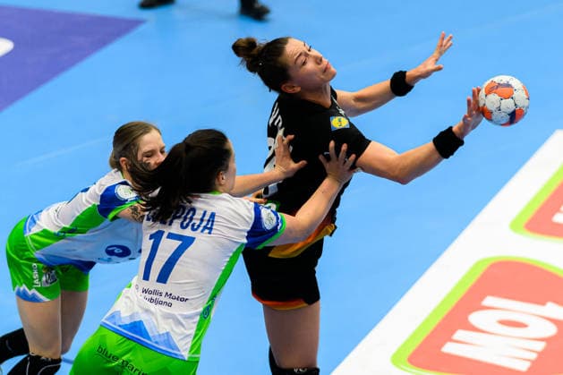 Handball, Frauen: EM-Qualifikation, Slowenien - Deutschland, 2. Runde, Gruppe 3, 3. Spieltag v.li. Natasa Ljepoja (Slowenien), Emily Vogel (Deutschland) Celje Slowenien