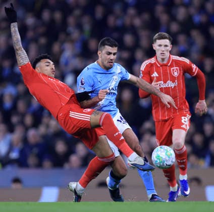 Manchester City v Nottingham Forest - Premier League Igor Jesus of Nottingham Forest and Rodri of Manchester City challenge during the Premier League match between Manchester City and Nottingham Forest at Etihad Stadium on March 4, 2026 in Manchester, England. WARNING! This Photograph May Only Be Used For Newspaper And Or Magazine Editorial Purposes. May Not Be Used For Publications Involving 1 player, 1 Club Or 1 Competition Without Written Authorisation From Football DataCo Ltd. For Any Queries, Please Contact Football DataCo Ltd on +44 (0) 207 864 9121 Manchester Etihad Stadium England United Kingdom Copyright: xAllstarxPicturexLibraryxLtdx