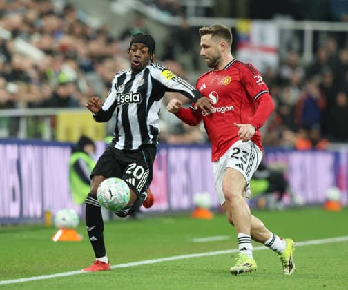 Newcastle Upon Tyne, England, 4th March 2026. Anthony Elanga of Newcastle United tussles with Luke Shaw of Manchester United, ManU during the Newcastle United vs Manchester United Premier League match at St. James Park, Newcastle Upon Tyne. Picture credit should read: Nigel Roddis Sportimage EDITORIAL USE ONLY. No use with unauthorised audio, video, data, fixture lists, club league logos or live services. Online in-match use limited to 120 images, no video emulation. No use in betting, games or single club league player publications. SPI_030_NR_NEWC_MANC SPI-4578-0031